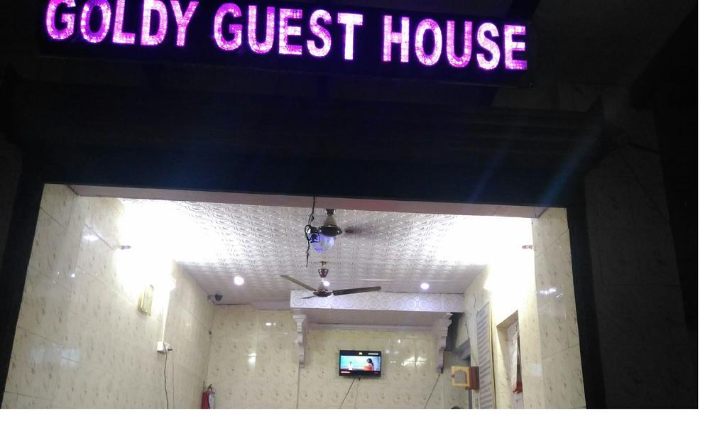 Goldy Guest House Varanasi Bagian luar foto