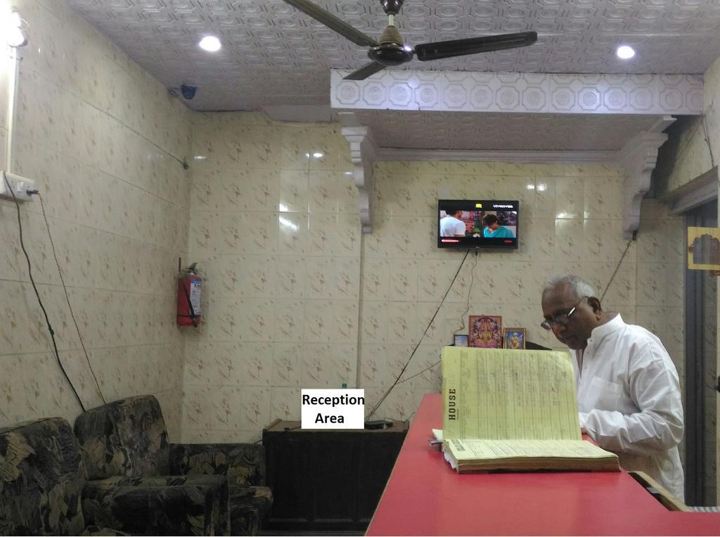 Goldy Guest House Varanasi Bagian luar foto