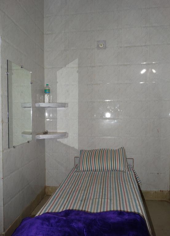 Goldy Guest House Varanasi Bagian luar foto