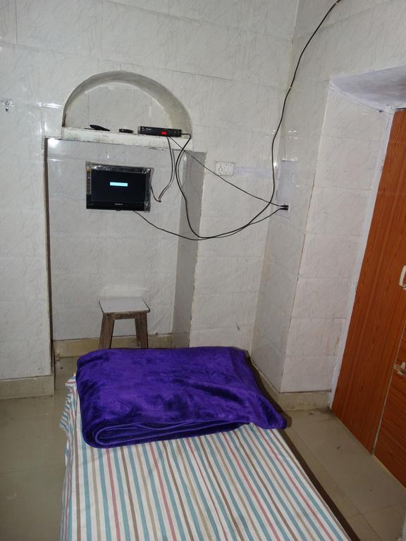 Goldy Guest House Varanasi Bagian luar foto